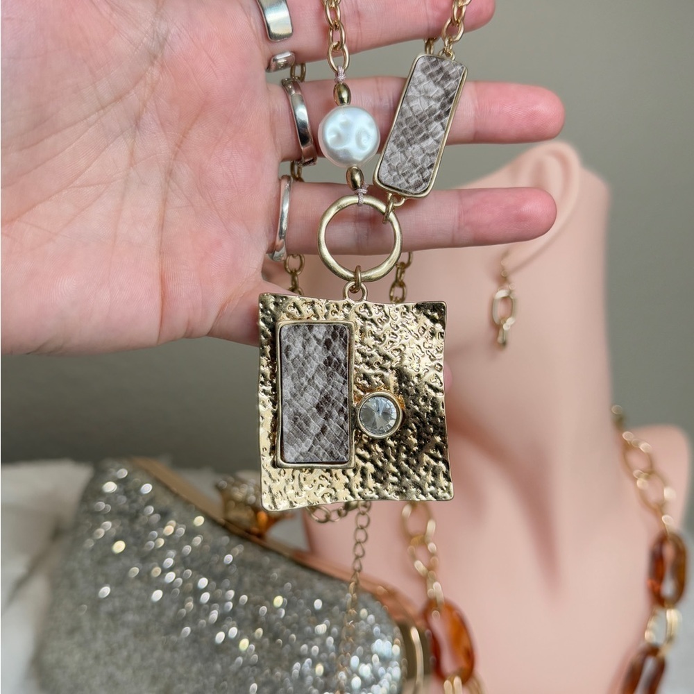 ⚜️❤️🔥 Elegant Gold Necklace With Accents - Picture 8 of 10
